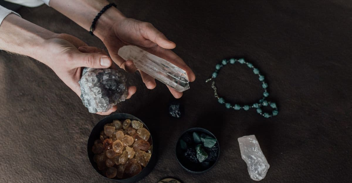 Kristal taşlar ve spiritüel objeler temalı astroloji görseli
