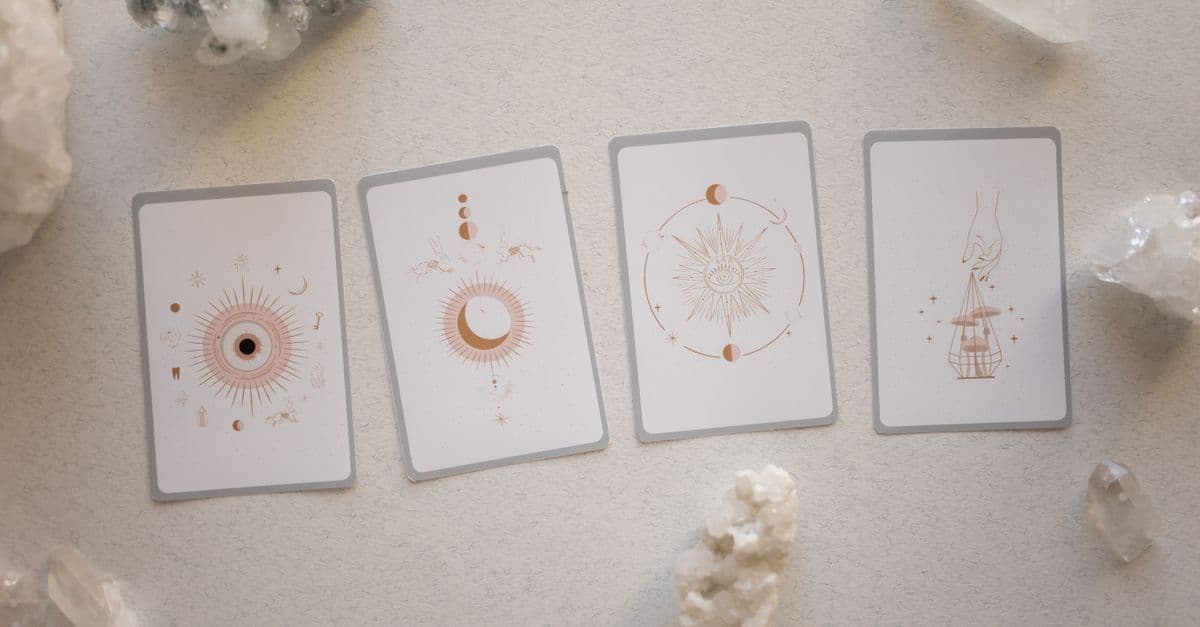 Kristaller ve mumlarla hazırlanmış mistik astroloji masası