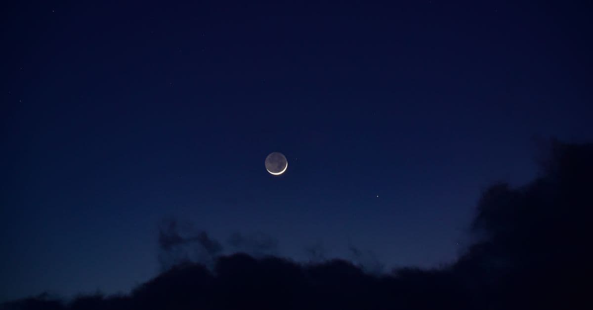 Gece göğü altında astrolojik atmosferi çağrıştıran manzara