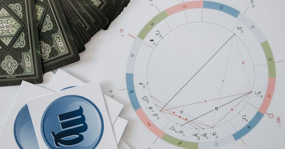Mum ışığında tarot kartları ve mistik bir masa düzeni