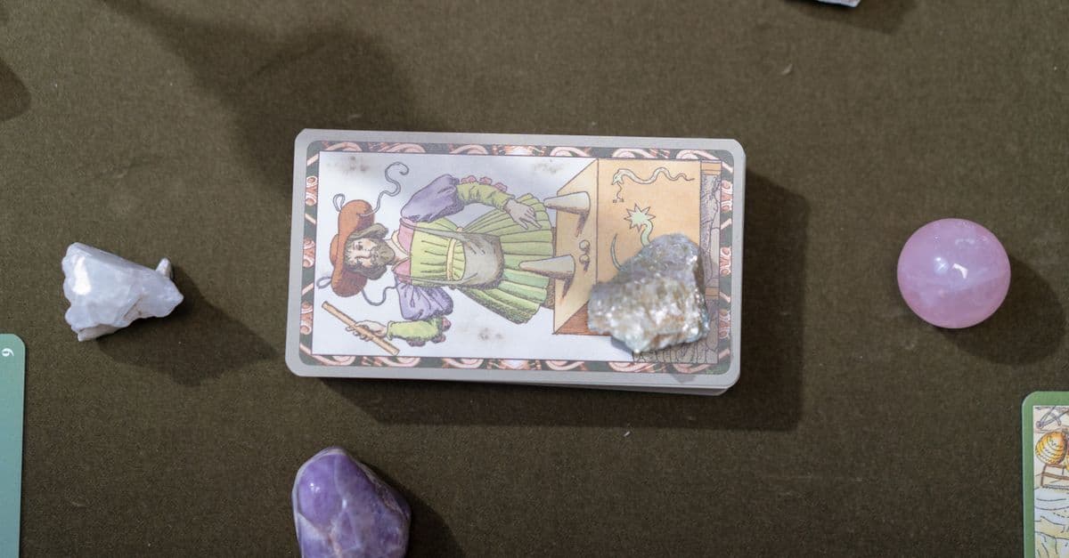 Kristal ve tarot kartlarıyla hazırlanmış mistik bir masa düzeni