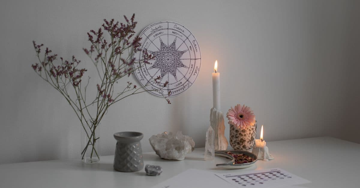 Kristaller ve mumlarla hazırlanmış astroloji temalı masa