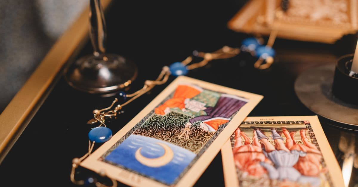 Astroloji haritası ve yıldızlarla aydınlanan mistik masa