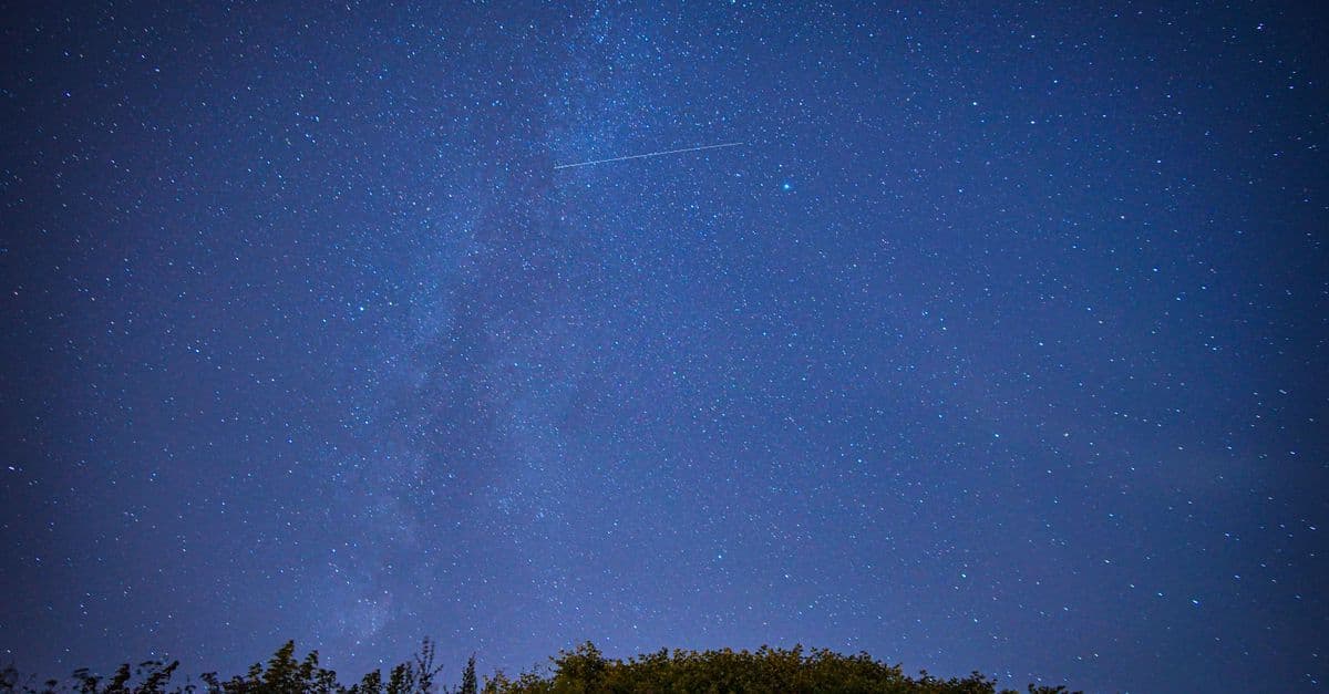 Yıldızlarla aydınlanan berrak gece gökyüzü