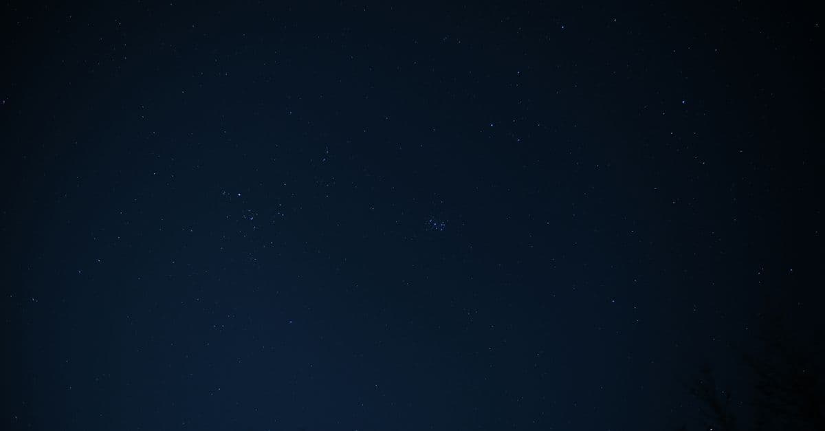 Gece gökyüzünde parlayan yıldızlar ve astrolojik atmosfer