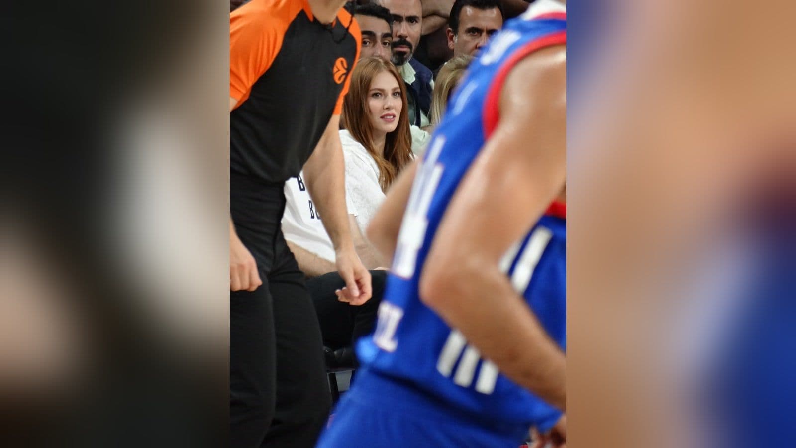Elçin Sangu tribünde yakın plan görüntüsüyle