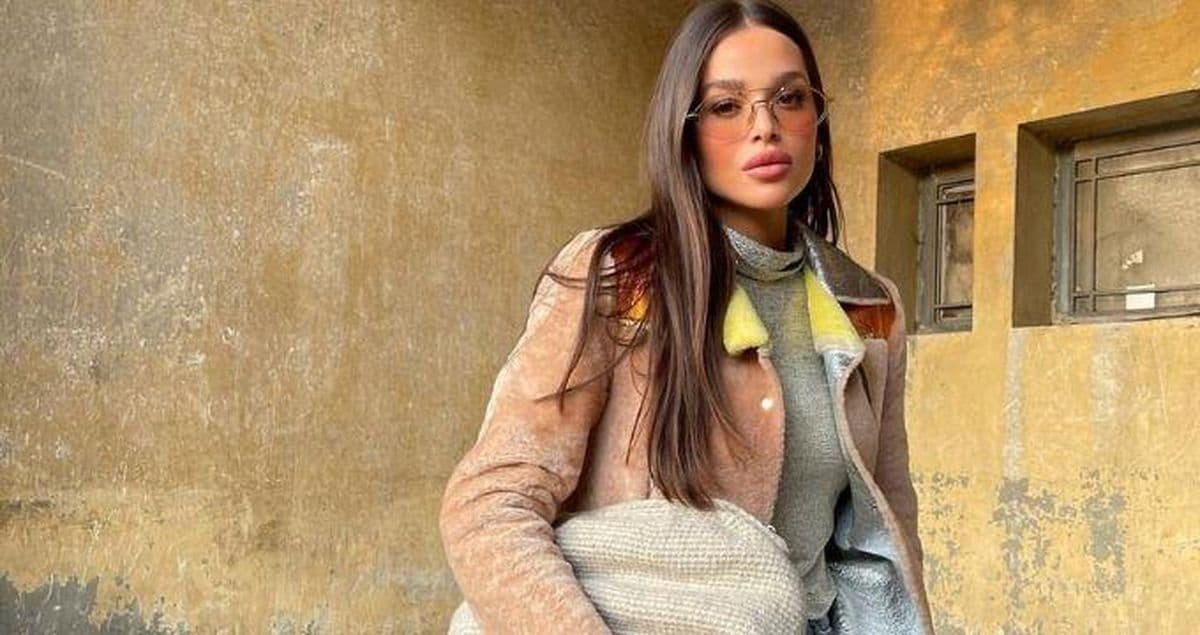 Ezgi Fındık'ın dış mekanda çekilen bir sosyal medya fotoğrafı