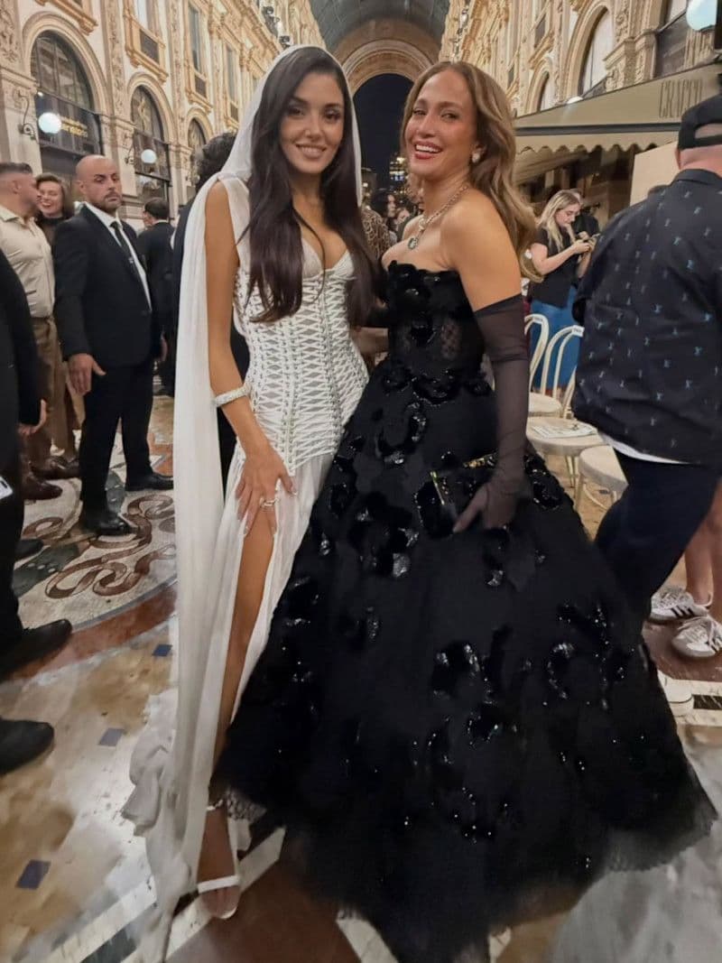 Hande Erçel ve Jennifer Lopez Milano'da Galleria Vittorio Emanuele II önünde birlikte poz veriyor