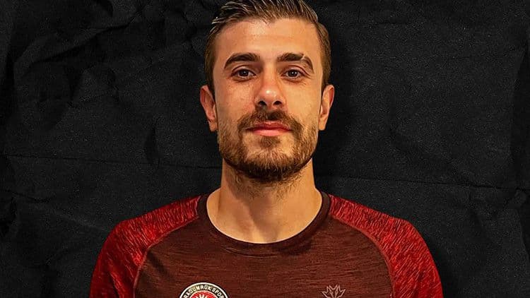 Dorukhan Toköz'ün Fatih Karagümrük forması ile paylaştığı kare