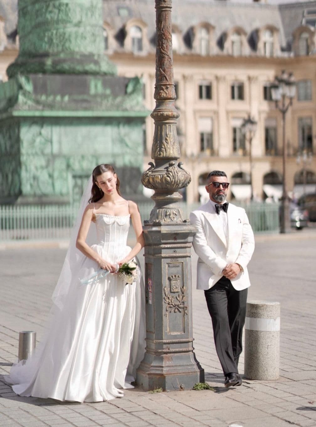 Itır Esen ve Engin Aykanat Paris sokaklarında