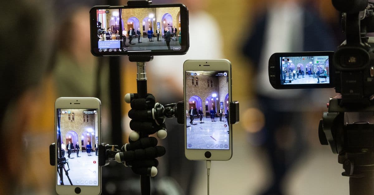 TikTok canlı yayınında konuşan bir içerik üreticisi