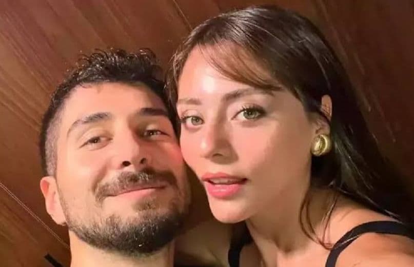Sıla Türkoğlu ve Ata Ayyıldız'ın birlikte verdikleri yakın plan poz