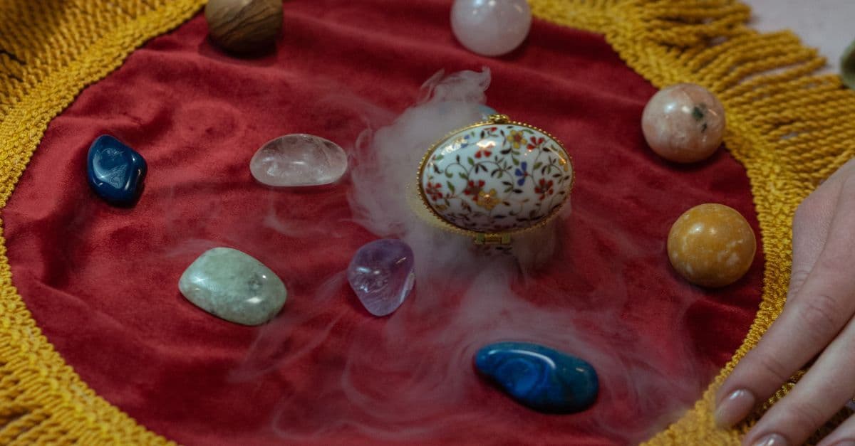 Tarot kartları ve mumlarla mistik astroloji sehpası