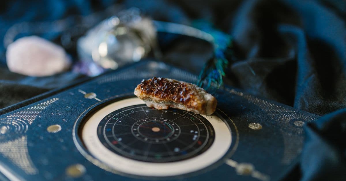 Kristal ve mistik taşlarla astroloji kompozisyonu