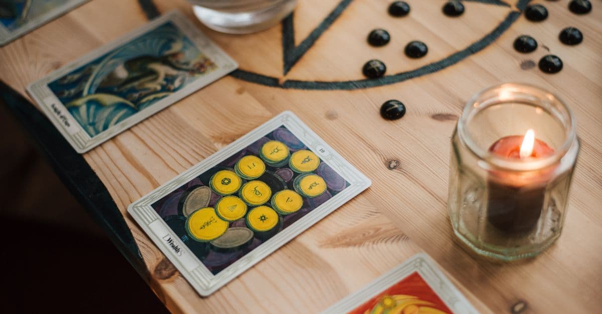 Tarot kartları ve mumlarla mistik bir düzenleme
