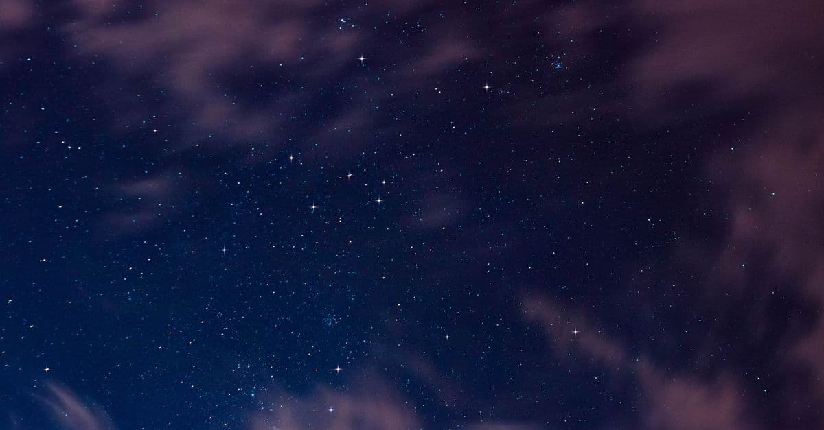 Yıldızlı gece gökyüzü ve takımyıldızları