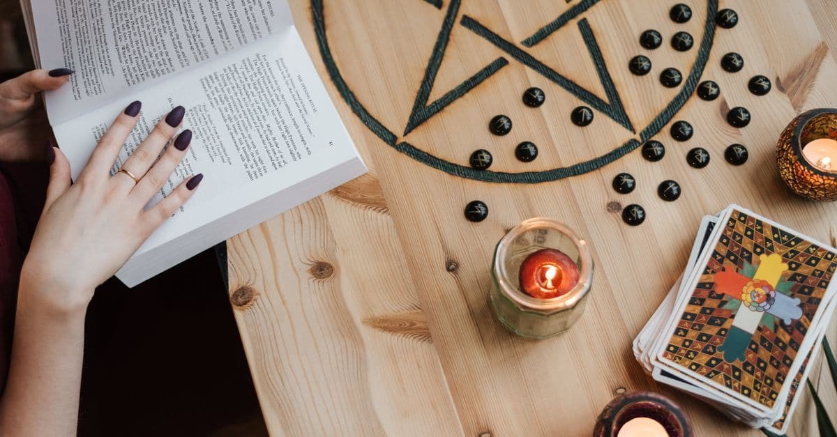 Mistik bir ortamda tarot kartları ve mumlar
