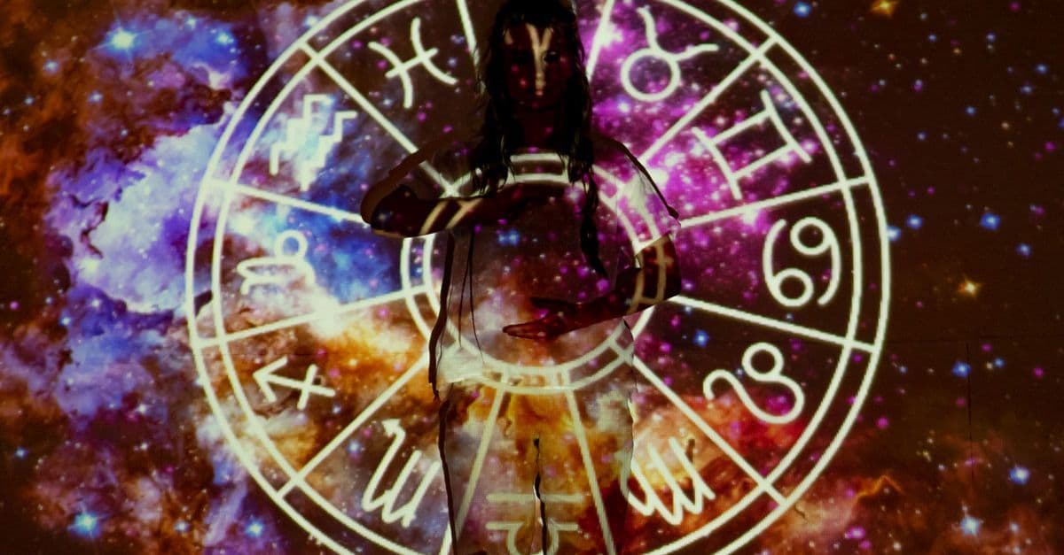 Astroloji masasındaki zodyak çarkı ve taşlar