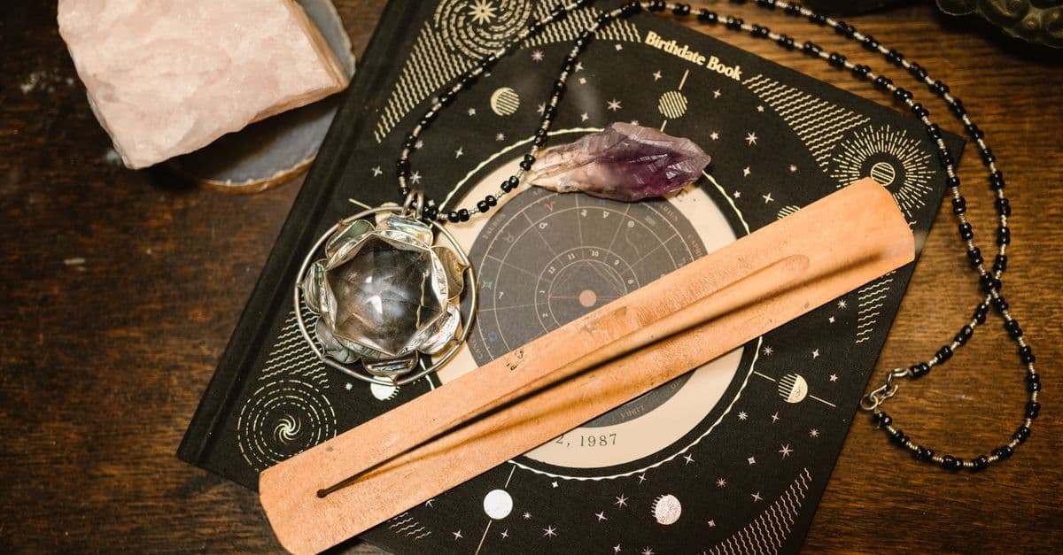 Astroloji masasındaki kristaller ve gökyüzü temalı objeler