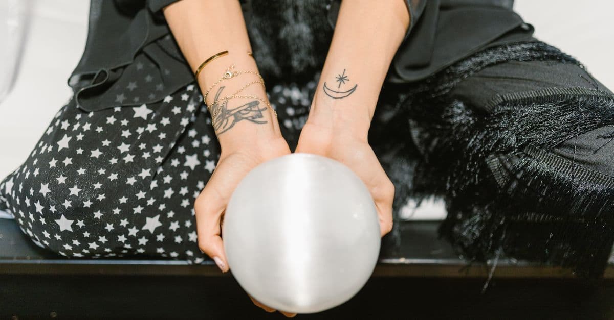Kristaller ve mumlarla hazırlanmış mistik astroloji masası