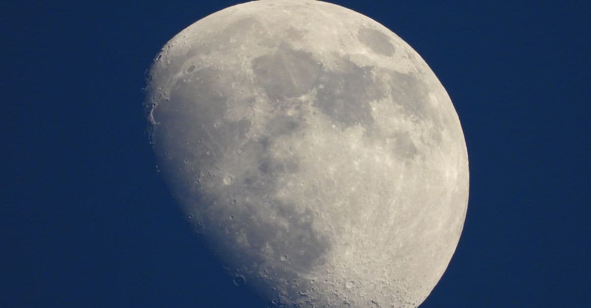 Teleskopla izlenen parlak ay ve gece gökyüzü