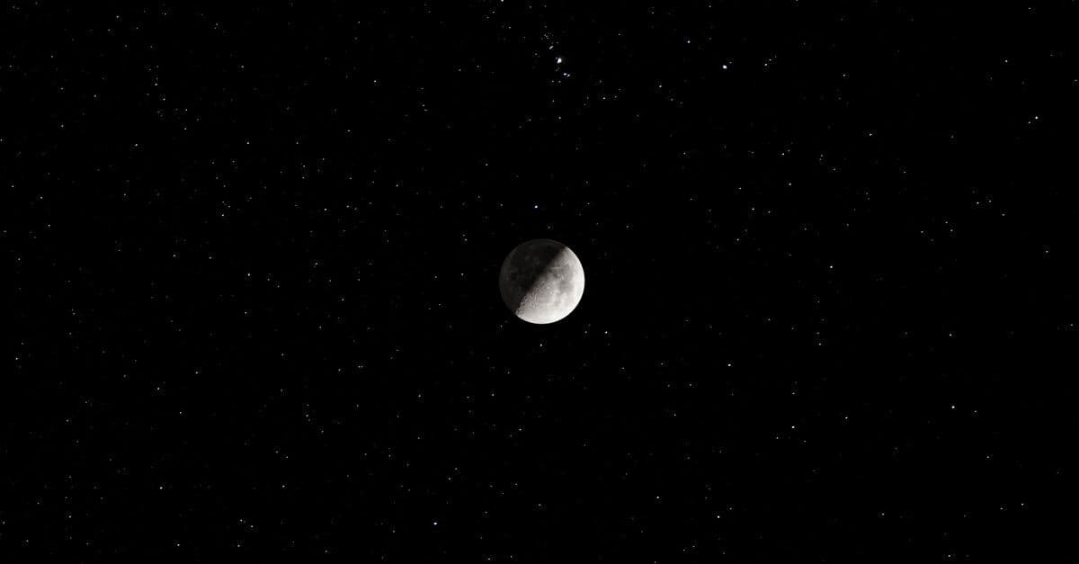 Astroloji sembolleriyle aydınlatılmış mistik bir atmosfer