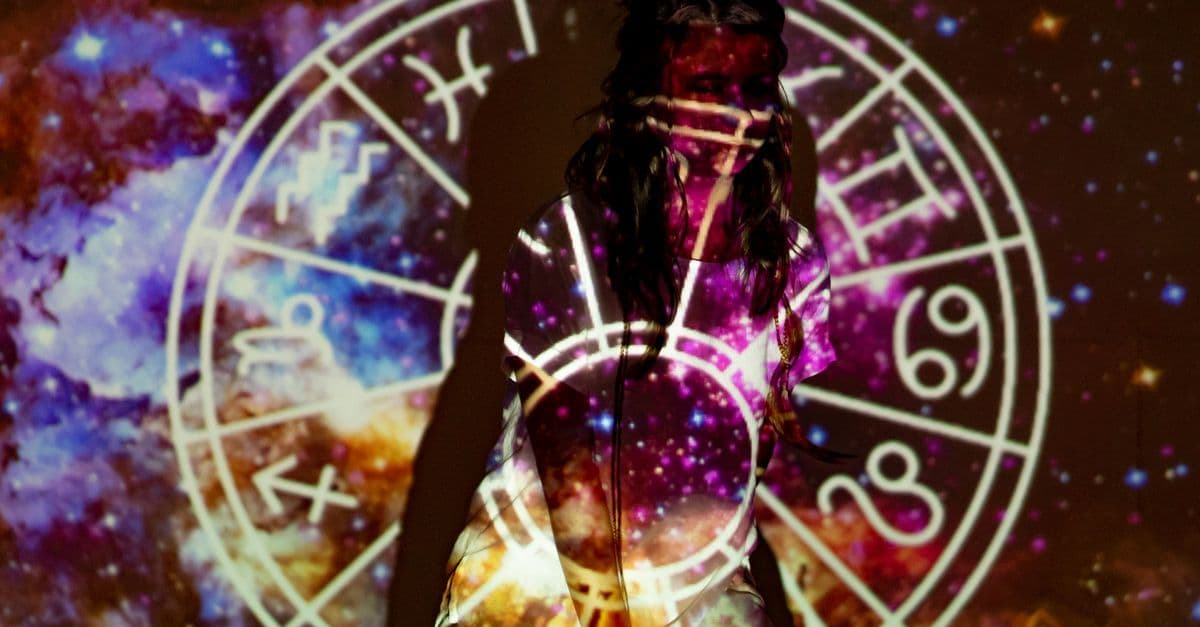Gece gökyüzünde ay evrelerini gösteren astroloji temalı bir görsel