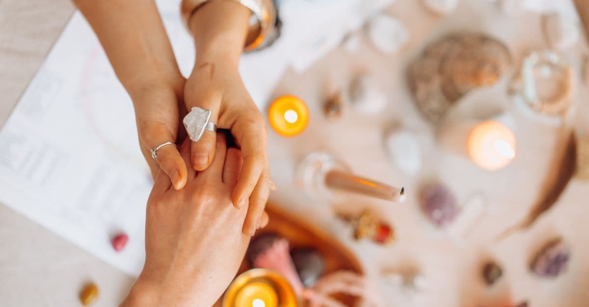 Mum ışığında kristallerle hazırlanmış meditasyon ve dinginlik anı