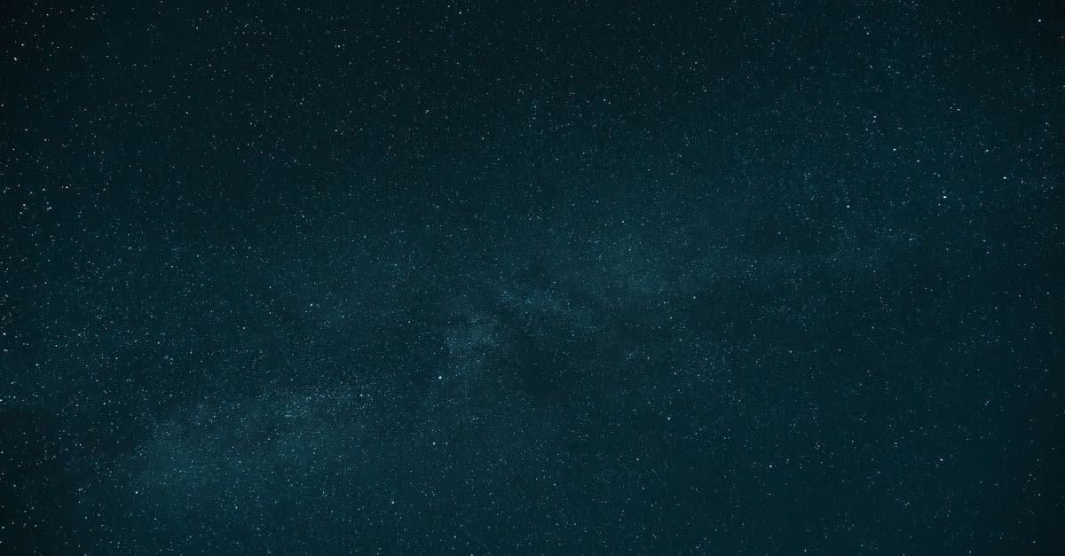 Ay ışığı ve bulutlarla şekillenen mistik gece manzarası