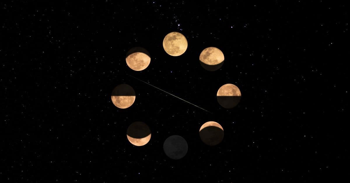 Mistik ışıklar ve yıldızlarla çevrili sakin astroloji köşesi