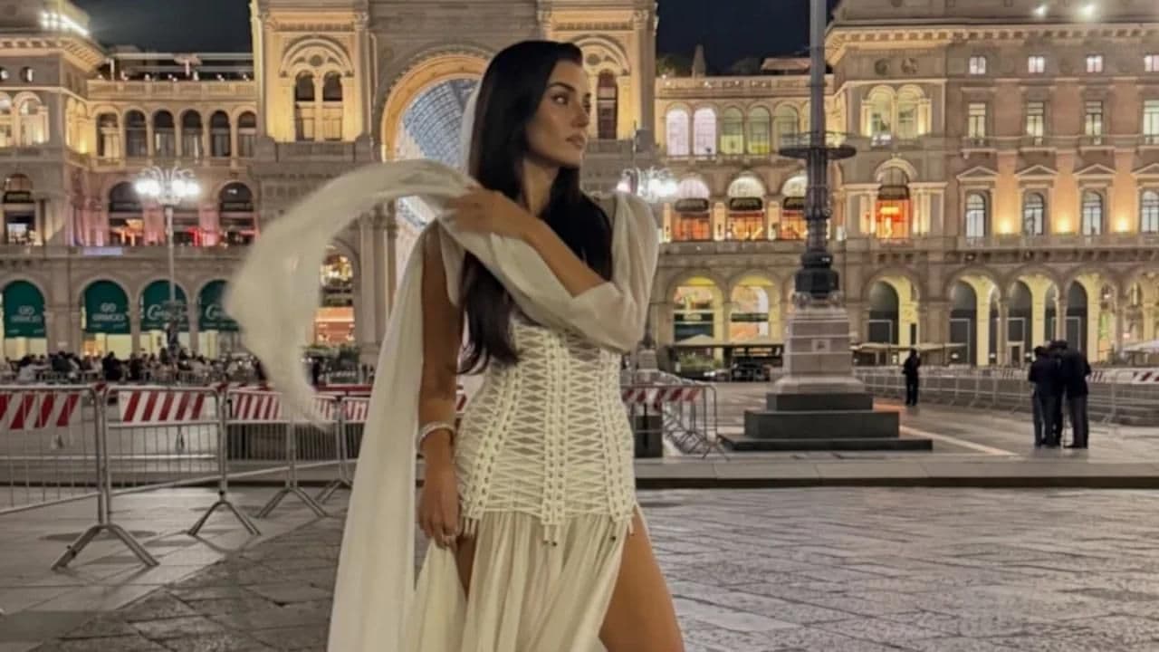 Hande Erçel Milano'da beyaz elbisesiyle gece etkinliğinde