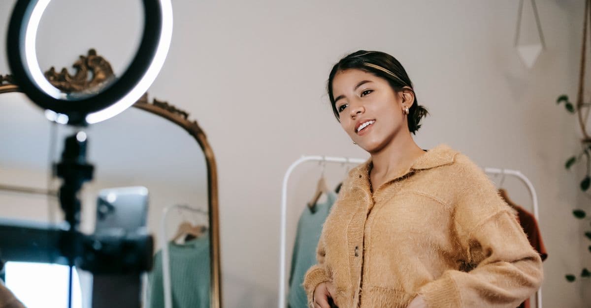 Sosyal medya fenomeninin stüdyo ortamında ring light önünde çekim yapması