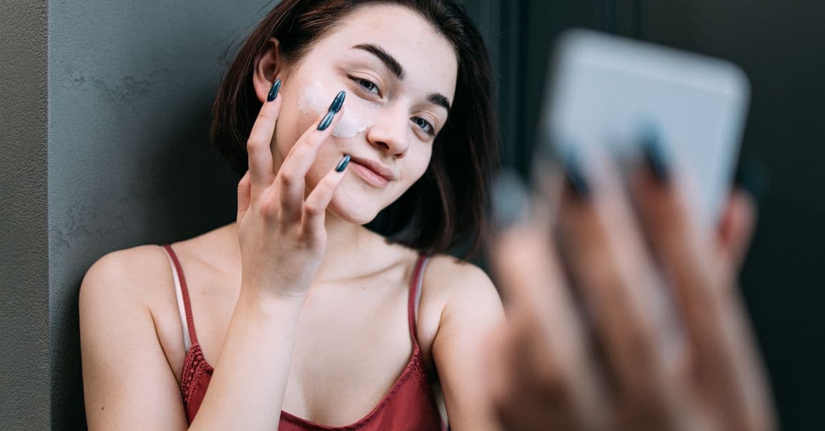 Dermaplaning sonrası cilt bakım rutini uygulayan bir kadın