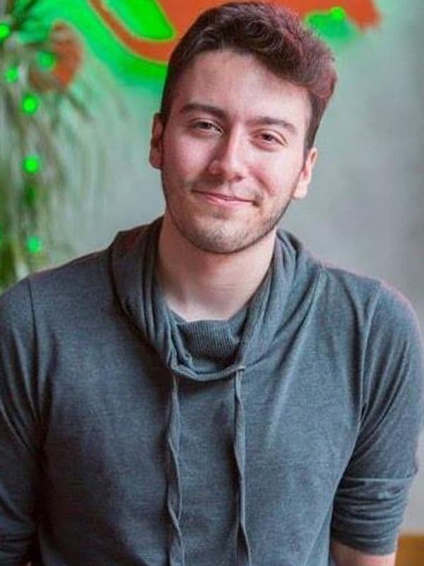 Enes Batur'un stüdyo ortamında çekilen bir portresi