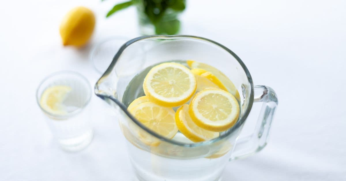 Buzlu limonata bardağı yaz sıcağında masada