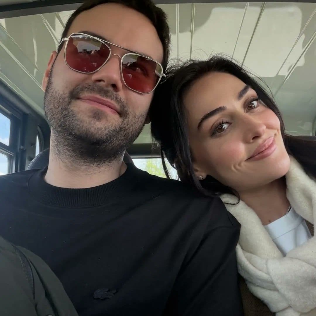 Esra Bilgiç ile Faruk Sabancı'nın birlikte çekildiği samimi bir kare