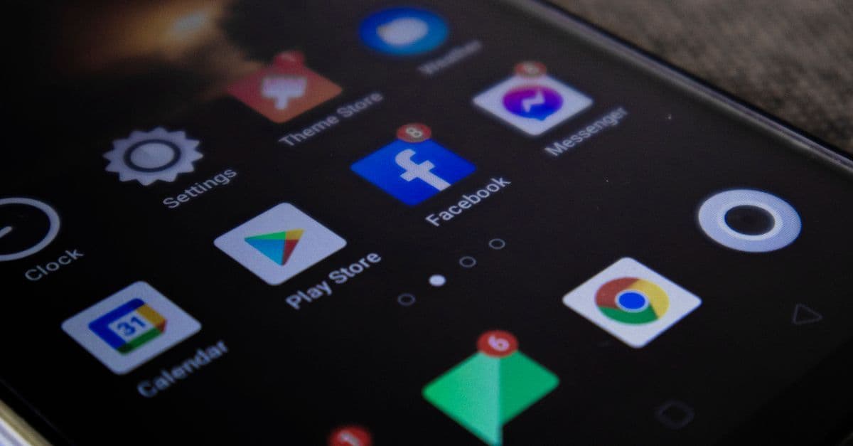 Bir akıllı telefon ekranında sosyal medya uygulaması bildirimleri