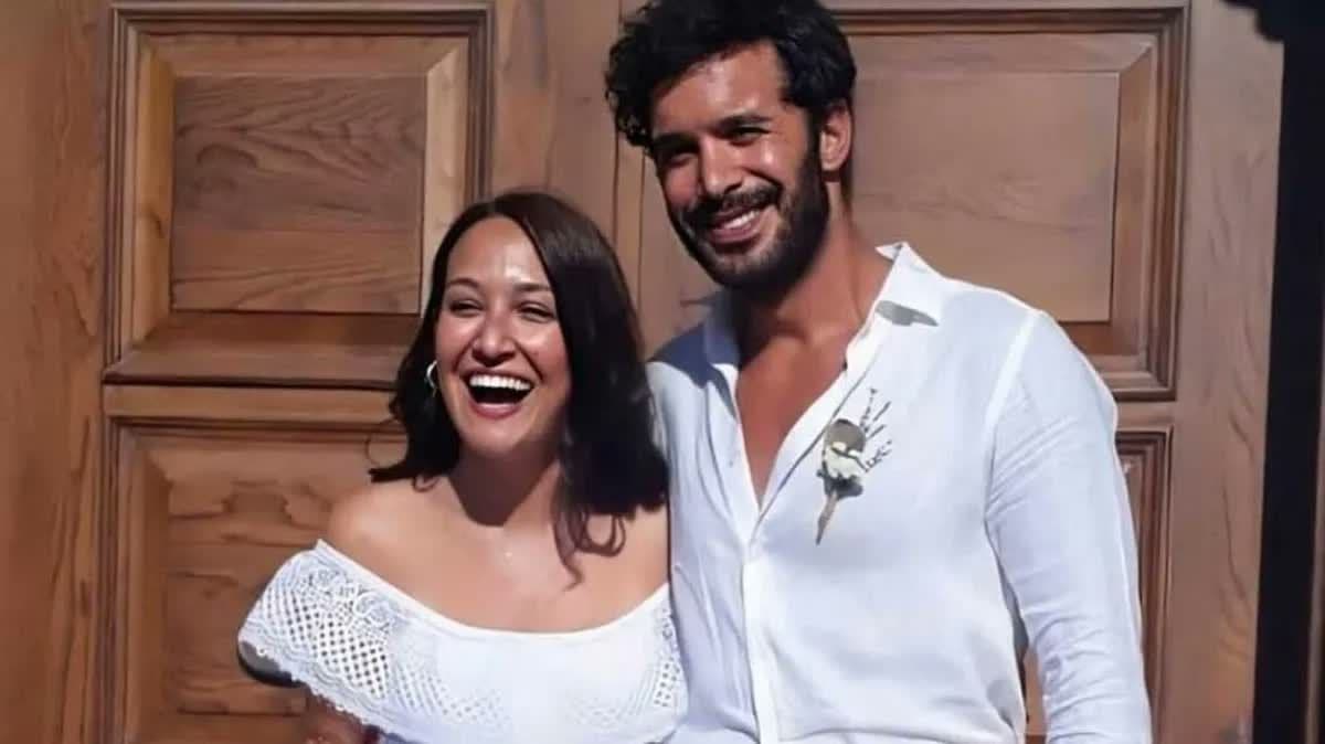 Gupse Özay ve Barış Arduç birlikte gülümserken