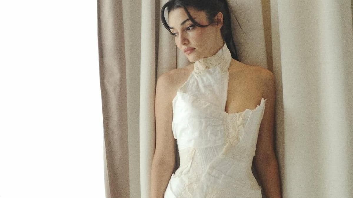 Hande Erçel'in beyaz elbisesinin yaka ve kumaş ayrıntısı