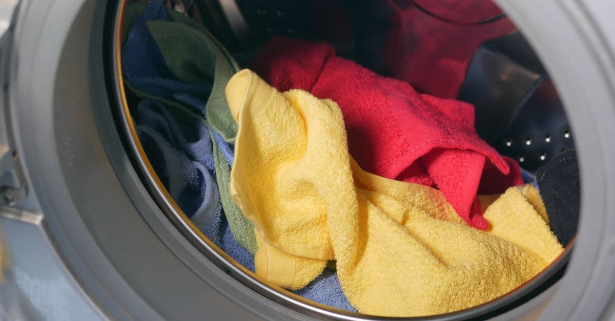 Temiz banyo havlusunun çamaşır makinesinde yıkanmaya hazırlanması