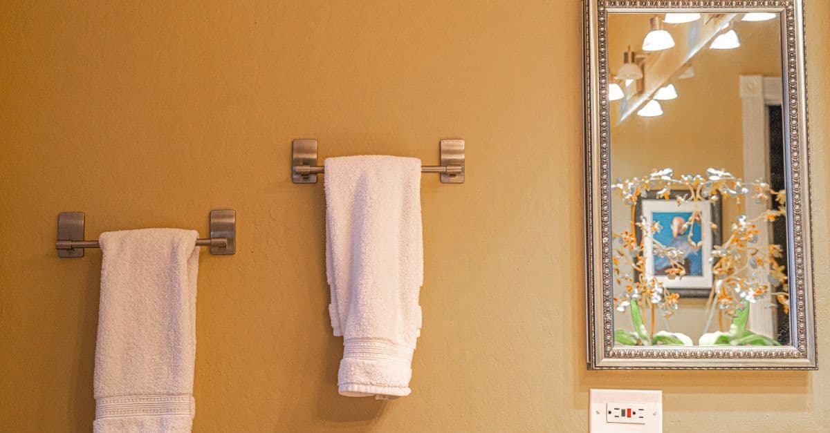Havlunun hızlı kuruması için geniş biçimde asıldığı aydınlık banyo