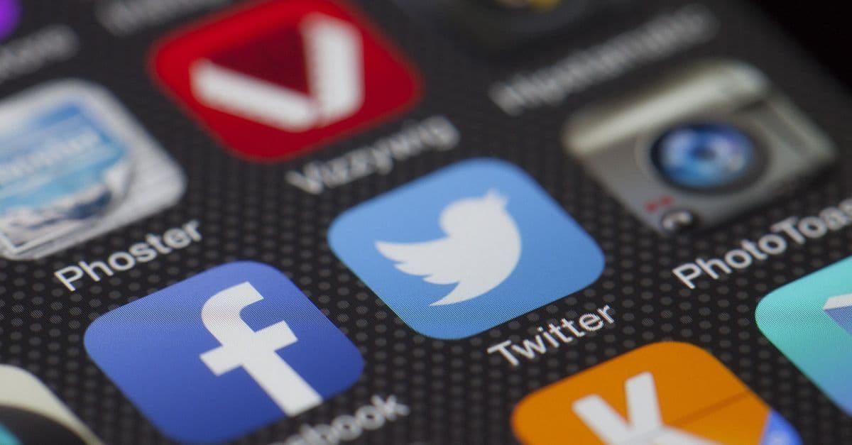 Telefon ekranında sosyal medya uygulama simgelerine yakın çekim