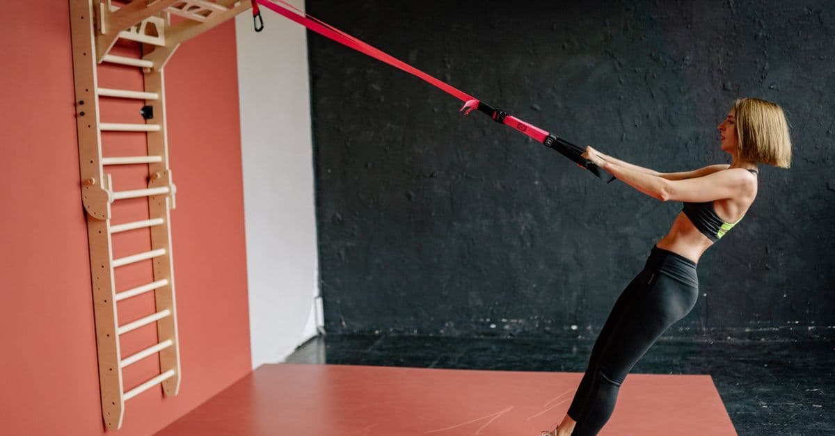 Ev ortamında fitness ekipmanlarıyla antrenman hazırlığı yapan kişi
