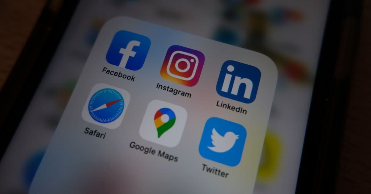 Telefonda Instagram ve diğer sosyal medya uygulamalarının simgeleri