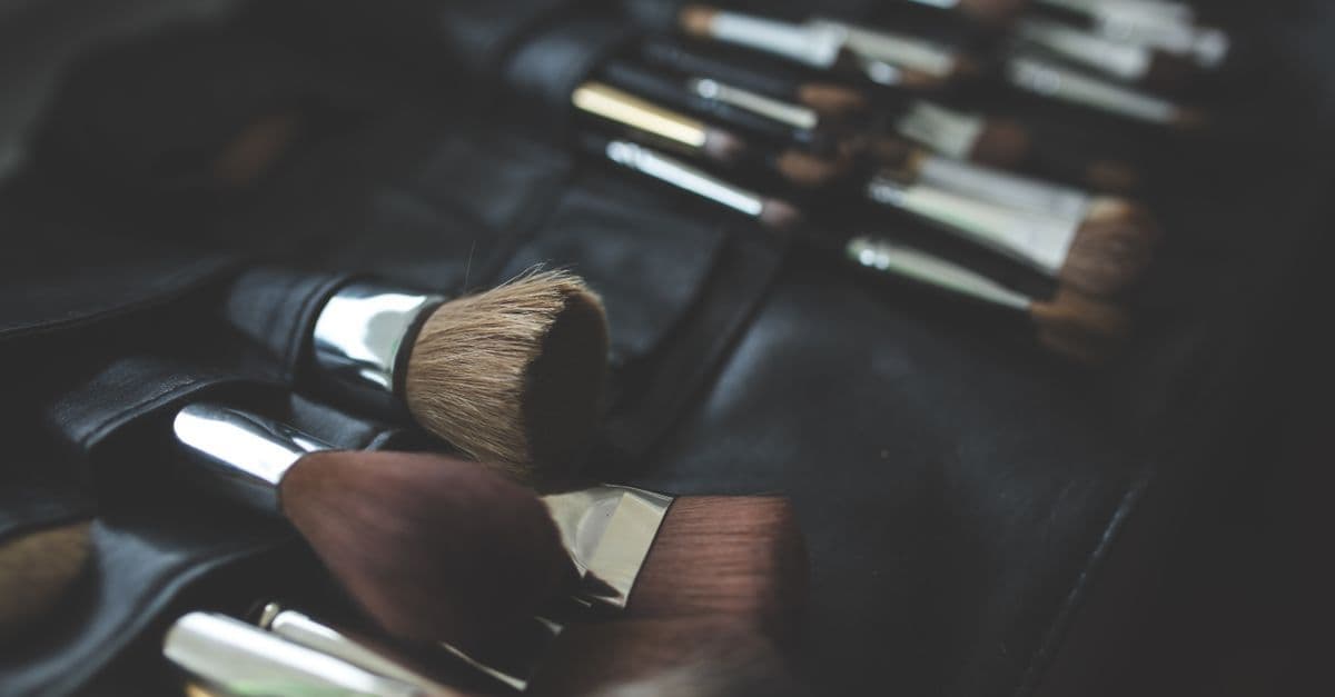 Krem bronzer uygulamasında kullanılabilecek makyaj fırçaları
