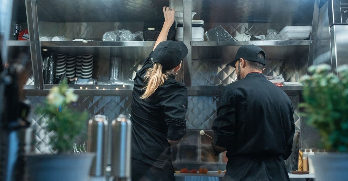 Profesyonel restoran mutfağında düzen içinde çalışan ekip