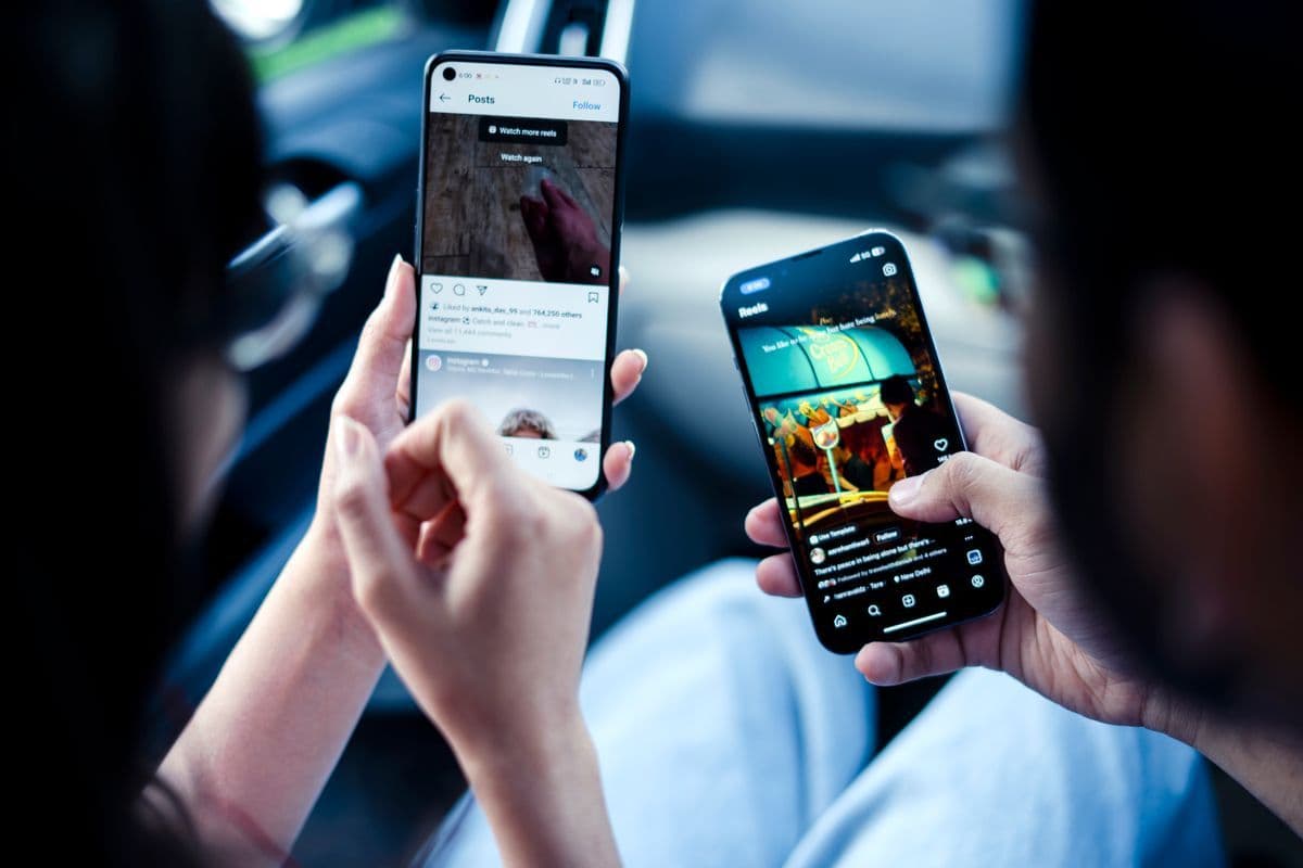 Instagram akışlarını telefonlarından takip eden kullanıcılar