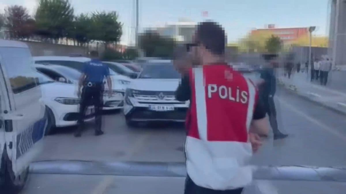 Polis ekiplerinin olay yerinde şüpheliyi gözaltına aldığı an