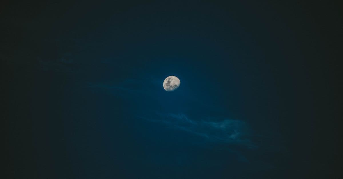 Gece gökyüzünde ay ve yıldızlar, mistik bir atmosfer