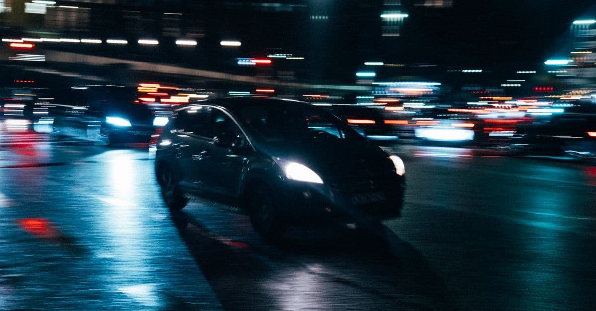 Gece saatlerinde şehir trafiğinde ilerleyen otomobil